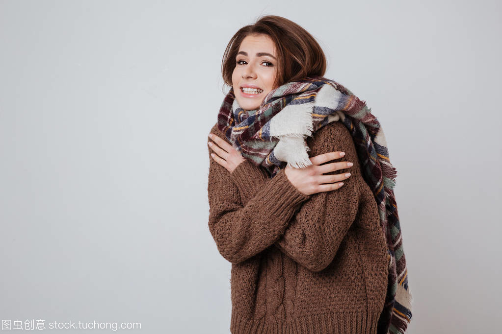 冬日时尚 年轻女性的毛衣与围巾穿搭艺术